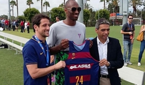 Kobe Bryant posa con la camiseta del FC Barcelona Lassa