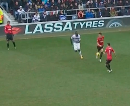 RYAN GIGGS CONTROLANDO EL BALON EN EL PARTIDO QUE ENFRENTO AL MANCHERTER UNITED Y AL QPR